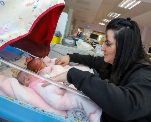 Sophie-Theed-with-her-twins-in-the-Kanmed-BabyBed